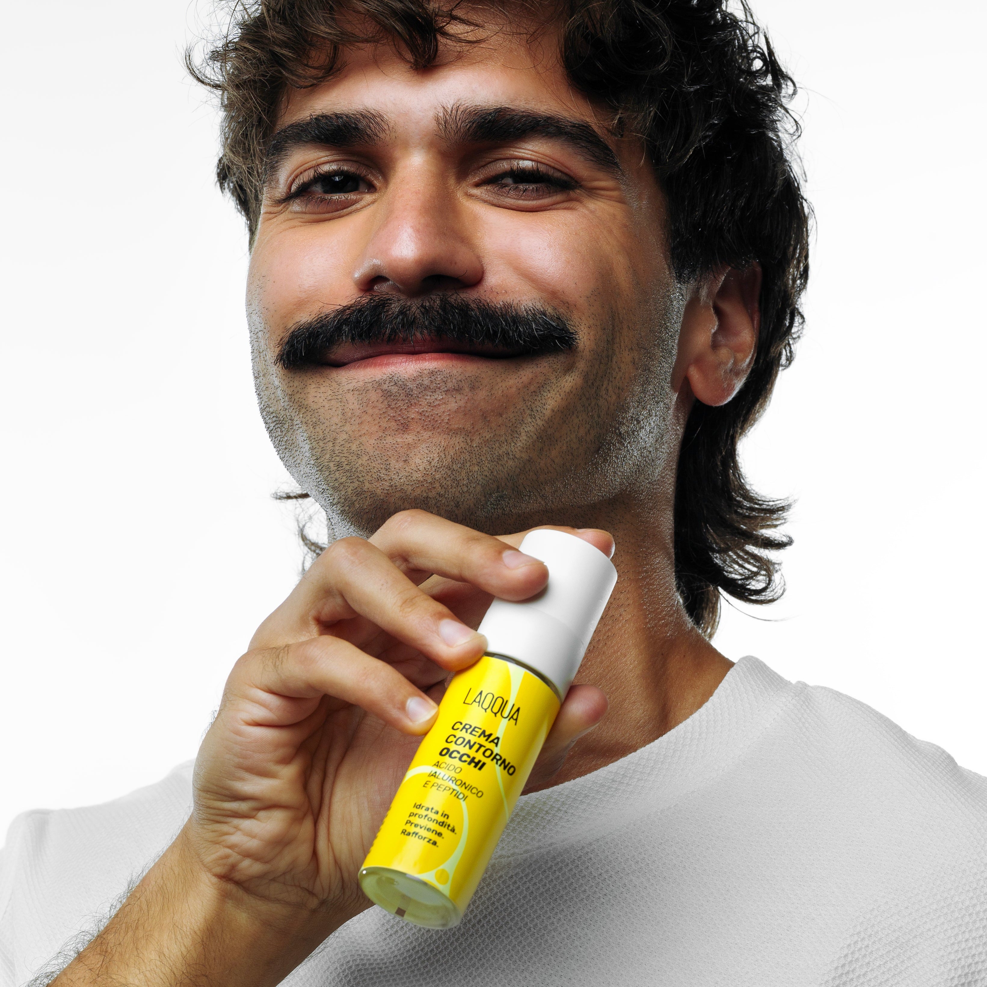 Crema contorno occhi acido ialuronico e peptidi tenuta in mano