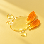 Gocce di olio viso alla calendula con petali di calendula