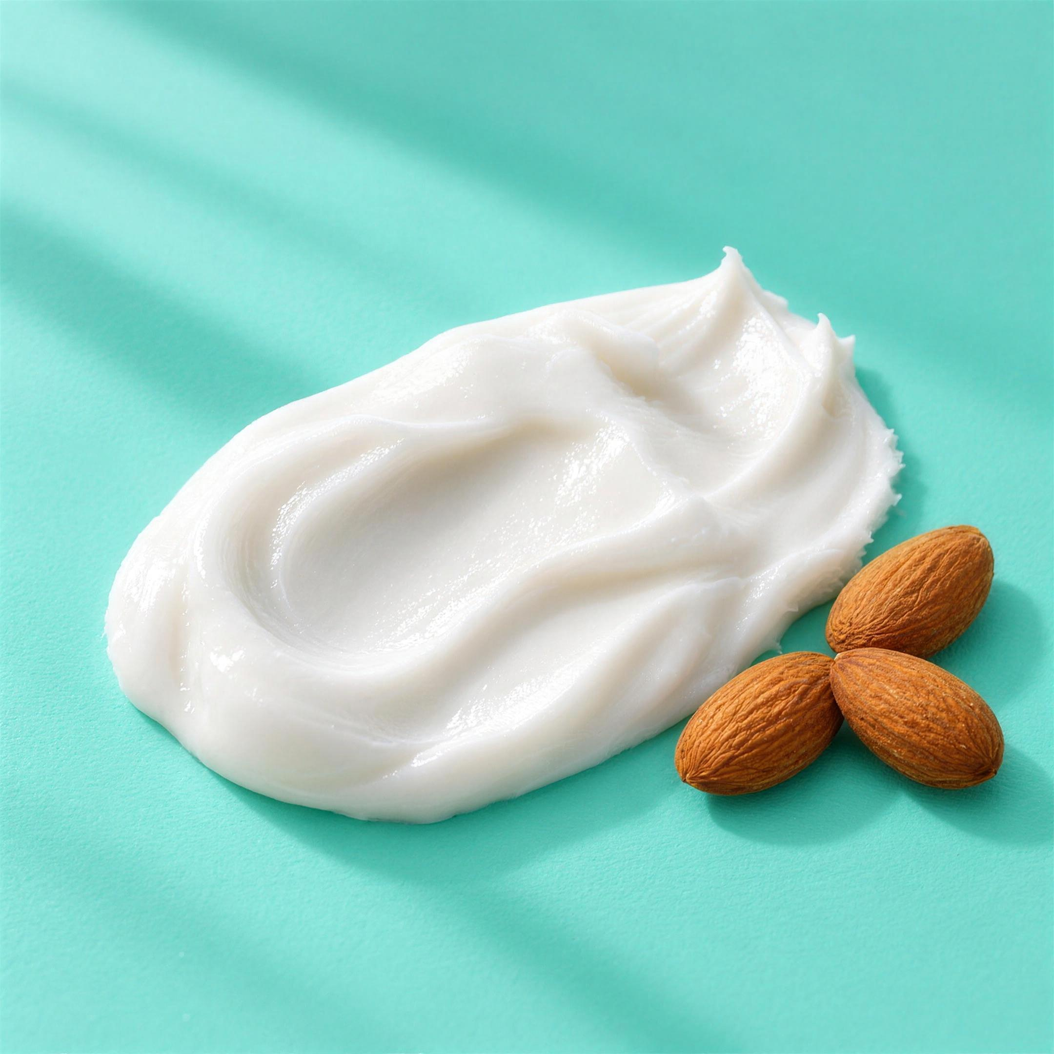 Texture del balsamo nutriente: crema bianca vellutata, con mandorle