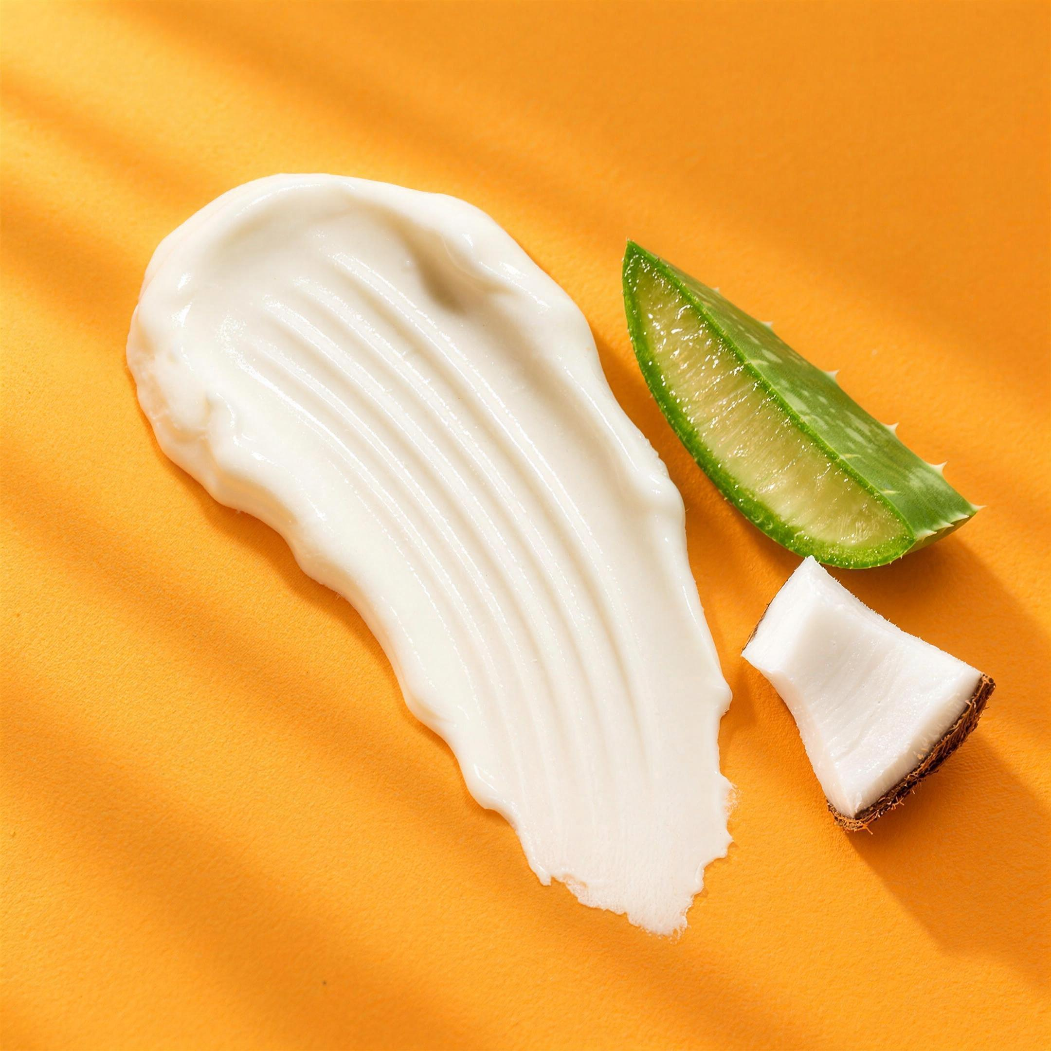 Texture della crema doposole: crema leggera e soffice, con aloe e cocco
