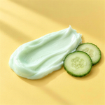Texture della crema viso per pelli acneiche: crema leggera verde chiaro, con cetriolo