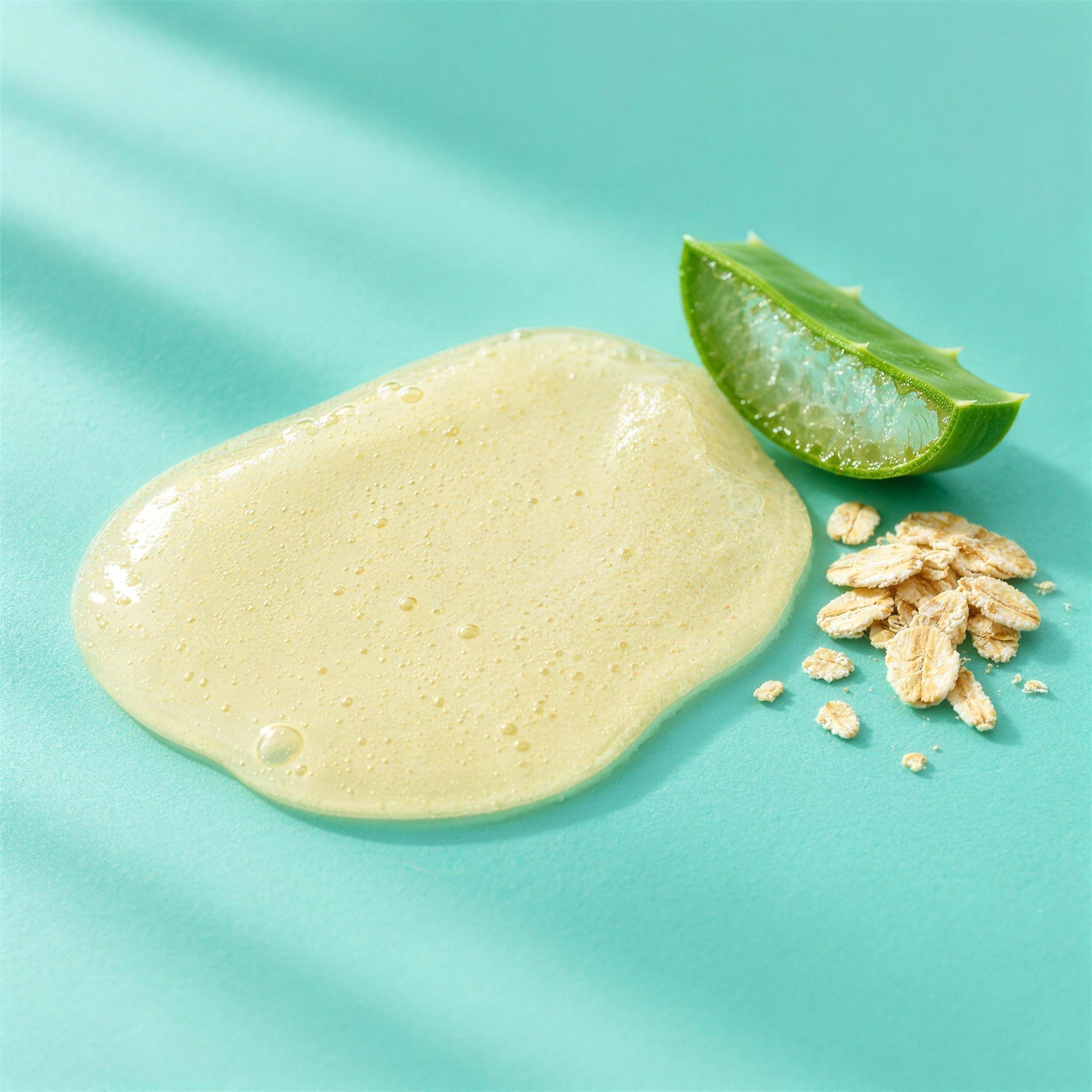 Texture dello shampoo delicato: gel giallo chiaro traslucido, con aloe e avena