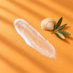 Texture dello spray solare: emulsione bianca leggera e fluida, con conchiglia e ulivo