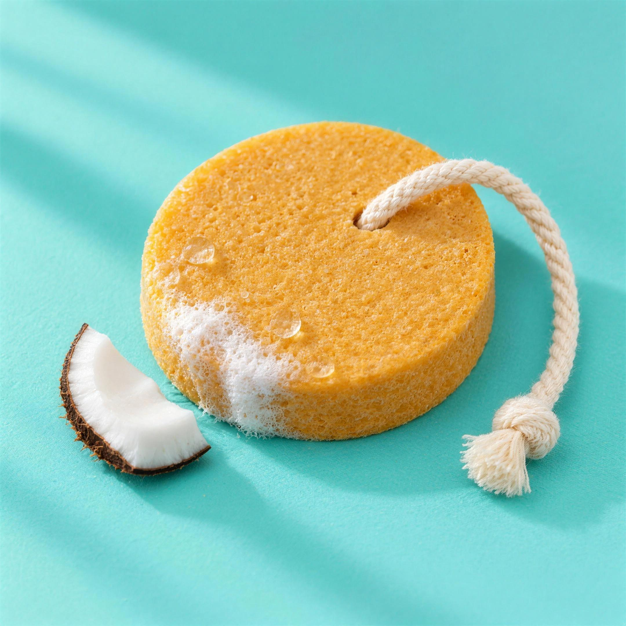 Shampoo solido: panetto ocra intero con un velo di schiuma sul bordo, con cocco