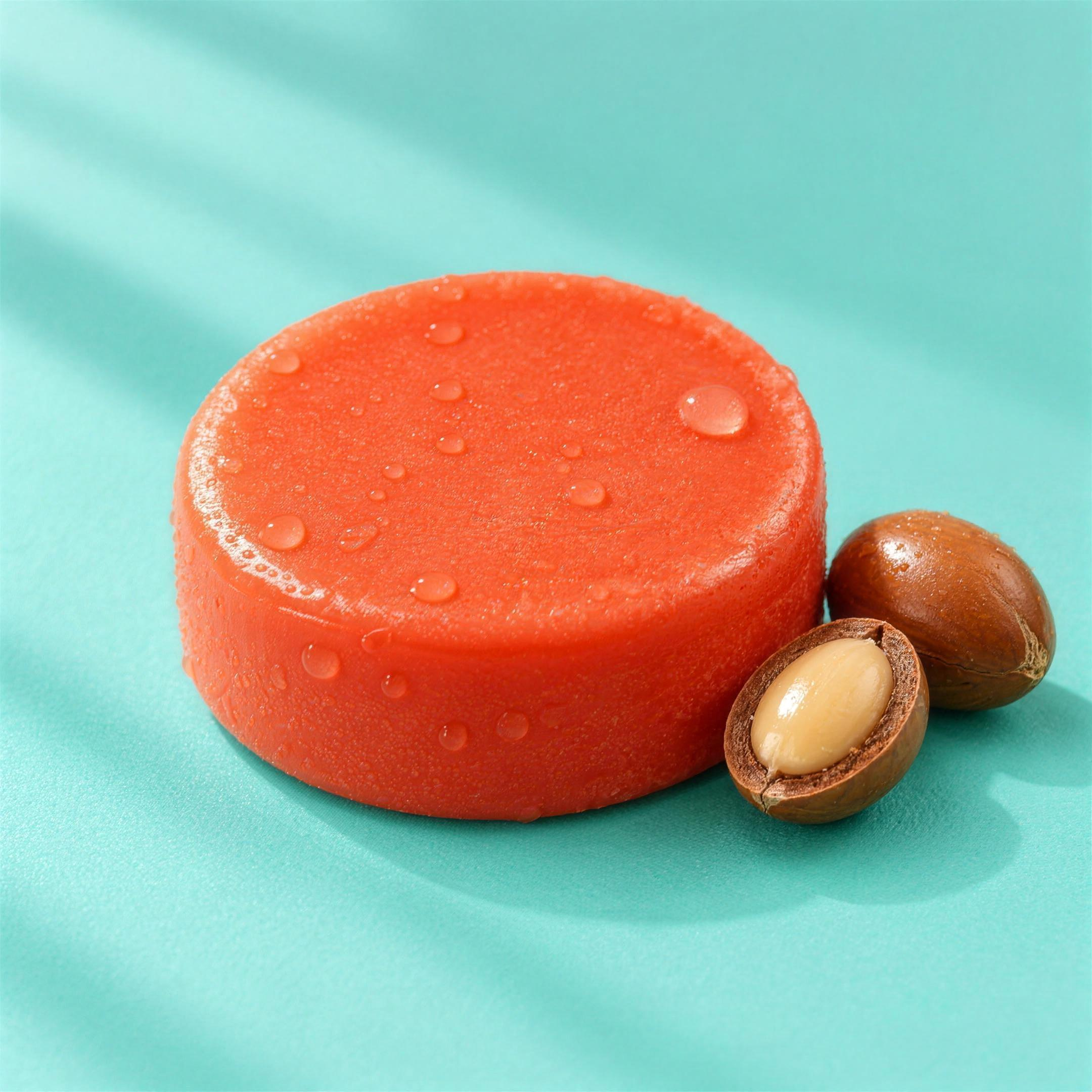 Balsamo solido all'argan: panetto corallo intero appena bagnato, con noci di argan