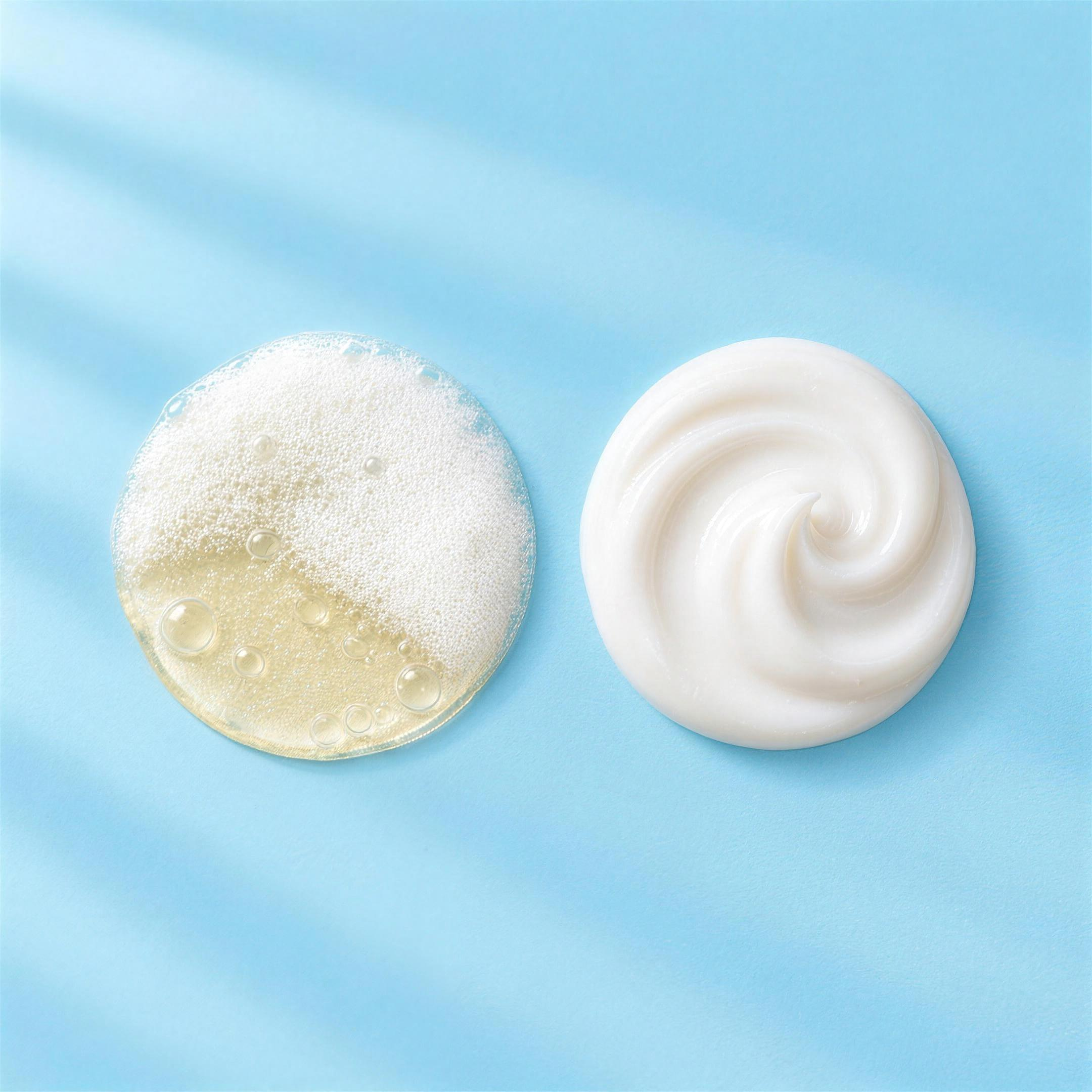 Le texture del Baby set: detergente baby in gel con schiuma e crema baby