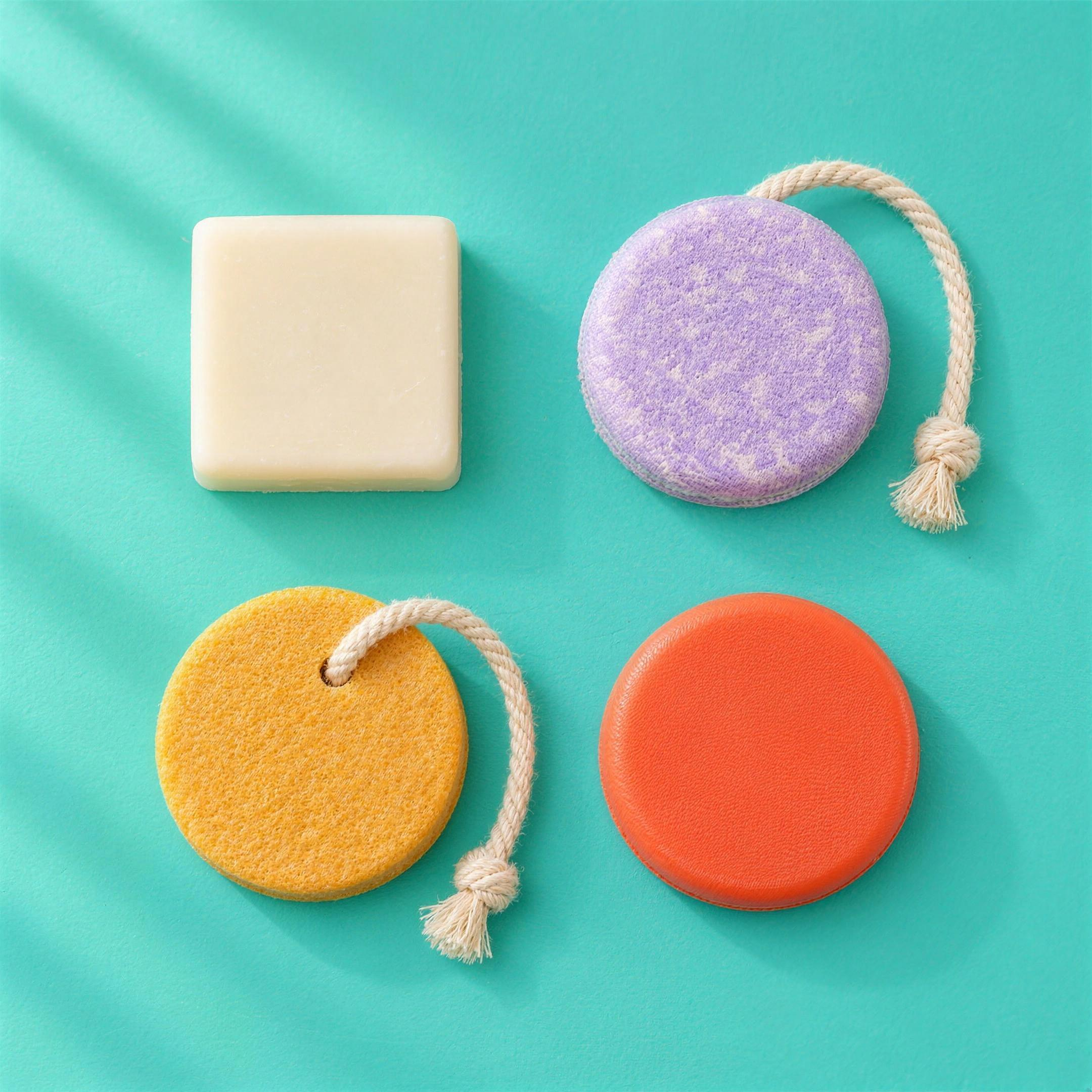 I quattro solidi del Pack solidi: detergente viso, bagnodoccia alla lavanda, shampoo e balsamo all'argan