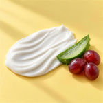 Texture della crema viso con cellule staminali vegetali: crema bianca setosa, con aloe e uva