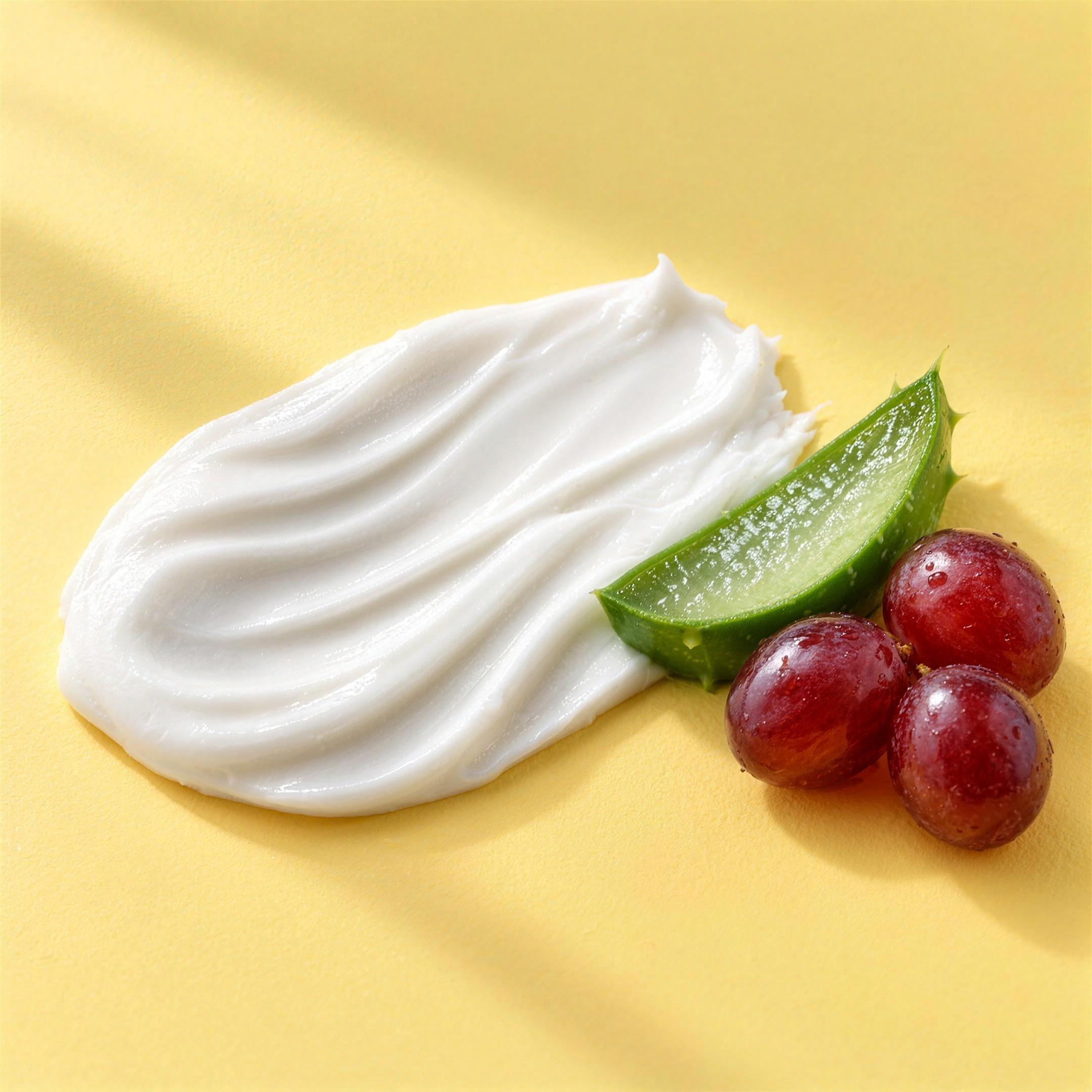 Texture della crema viso con cellule staminali vegetali: crema bianca setosa, con aloe e uva