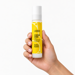 Crema viso pelli acneiche e impure tenuta in mano, per capire la misura (50 ml)