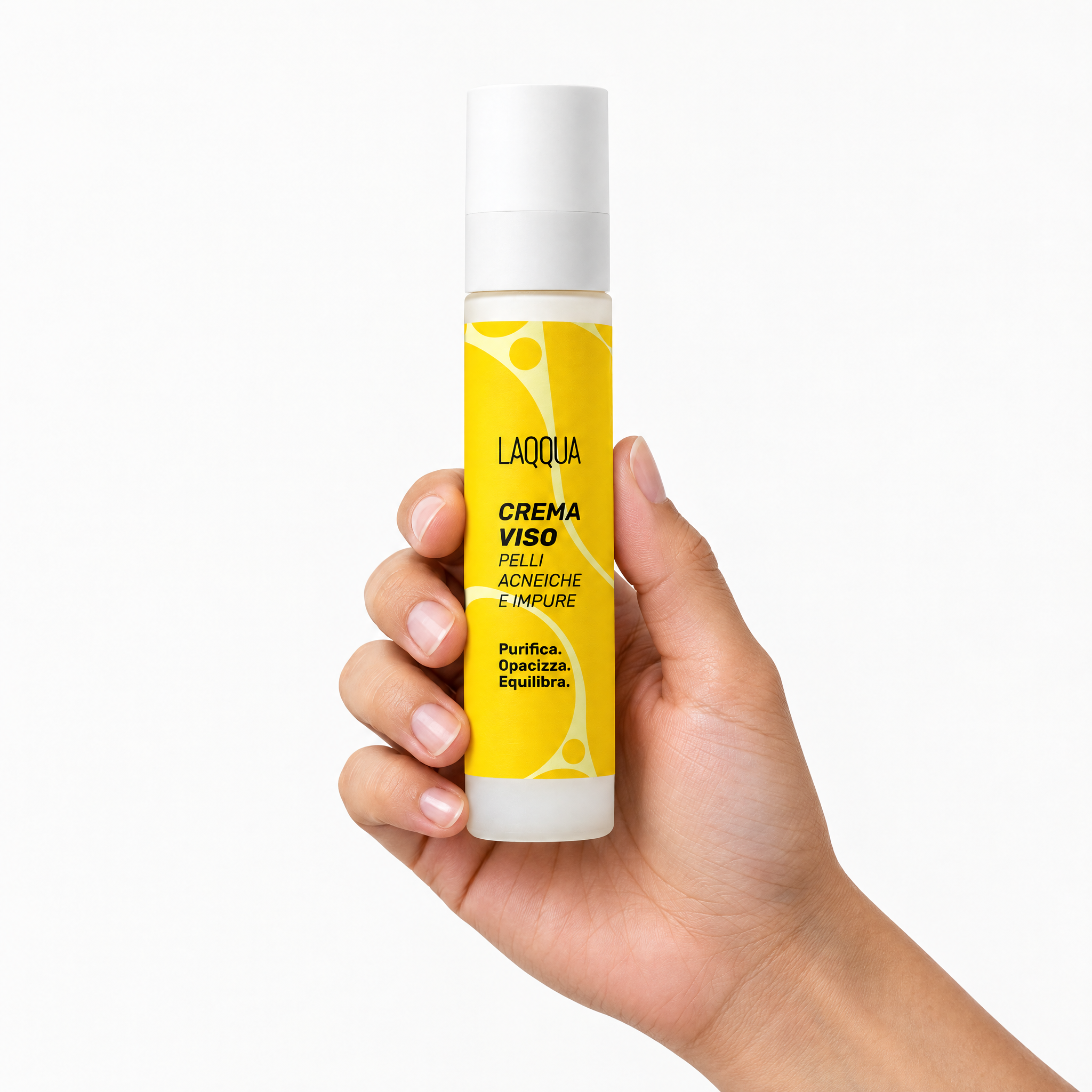 Crema viso pelli acneiche e impure tenuta in mano, per capire la misura (50 ml)