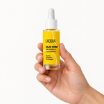 Olio viso calendula e vitamina E tenuto in mano, per capire la misura (30 ml)