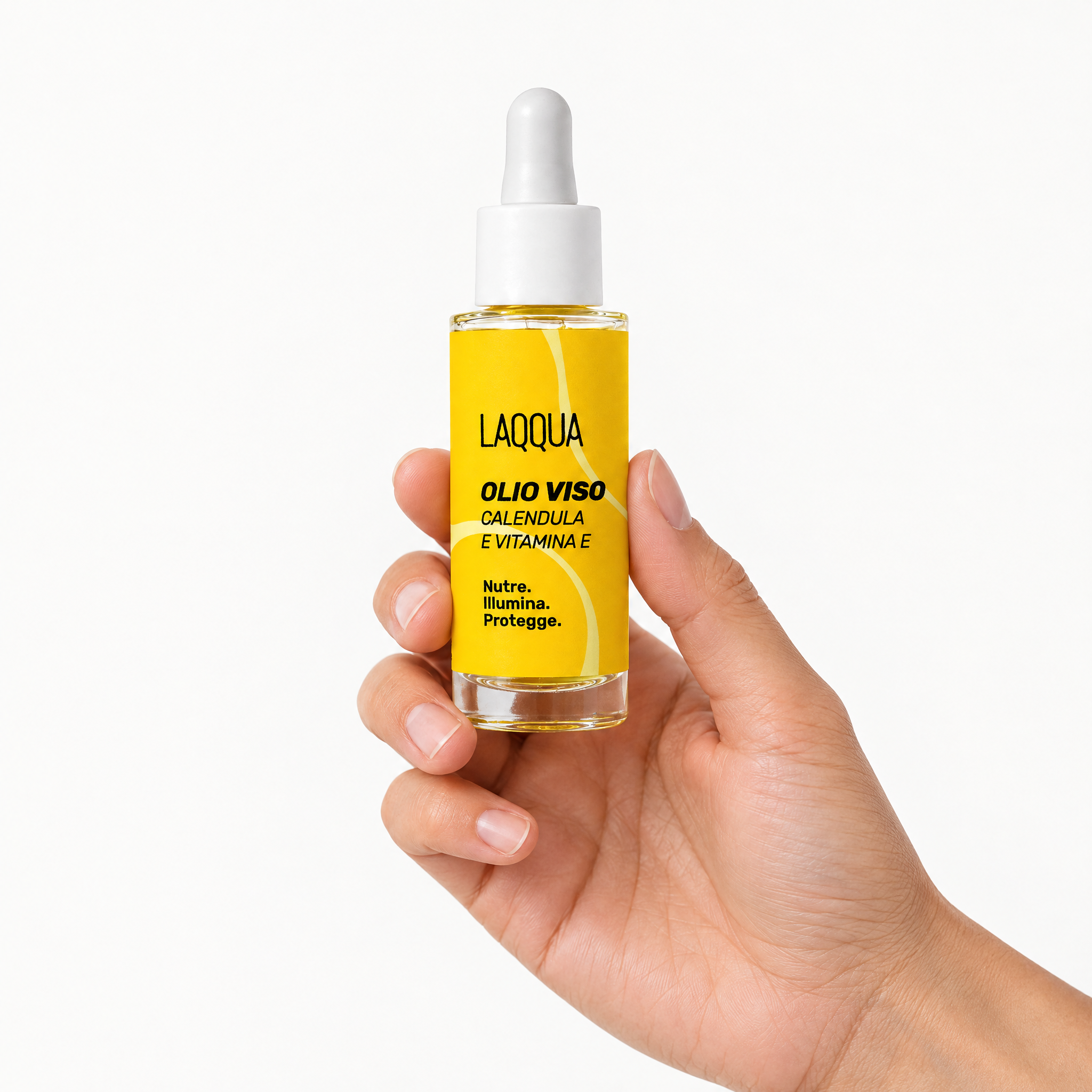 Olio viso calendula e vitamina E tenuto in mano, per capire la misura (30 ml)