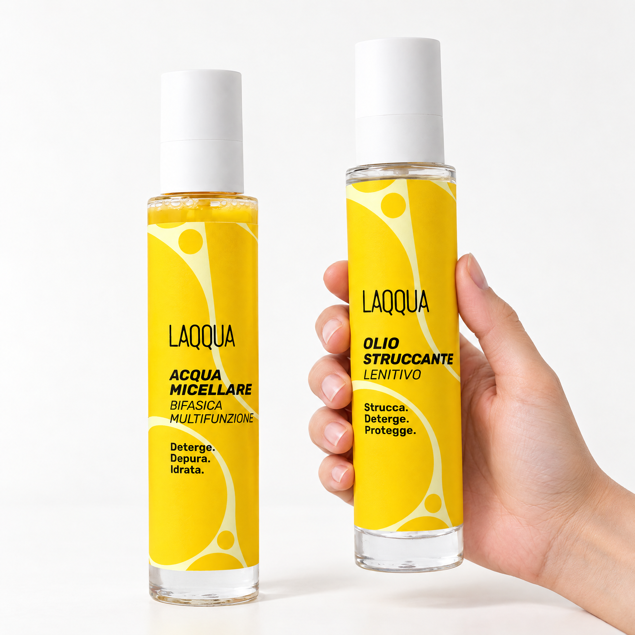 Duo doppia detersione: acqua micellare e olio struccante, uno tenuto in mano per capire la misura
