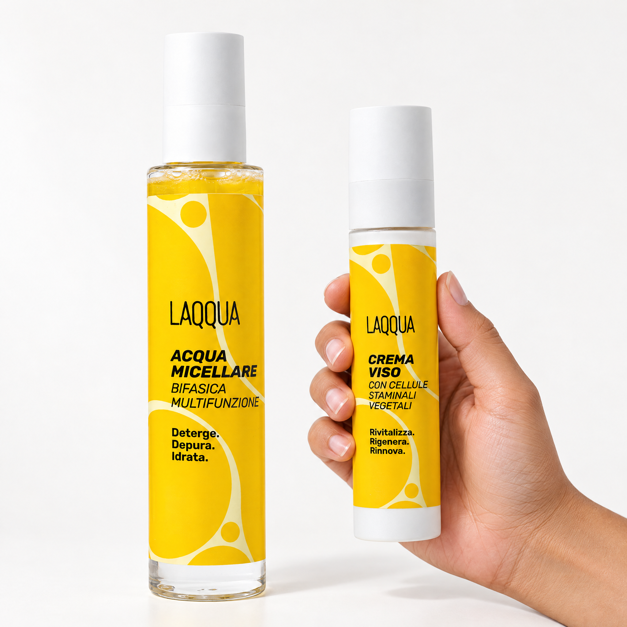 Duo skincare must have: acqua micellare e crema viso staminali in mano, per capire la misura