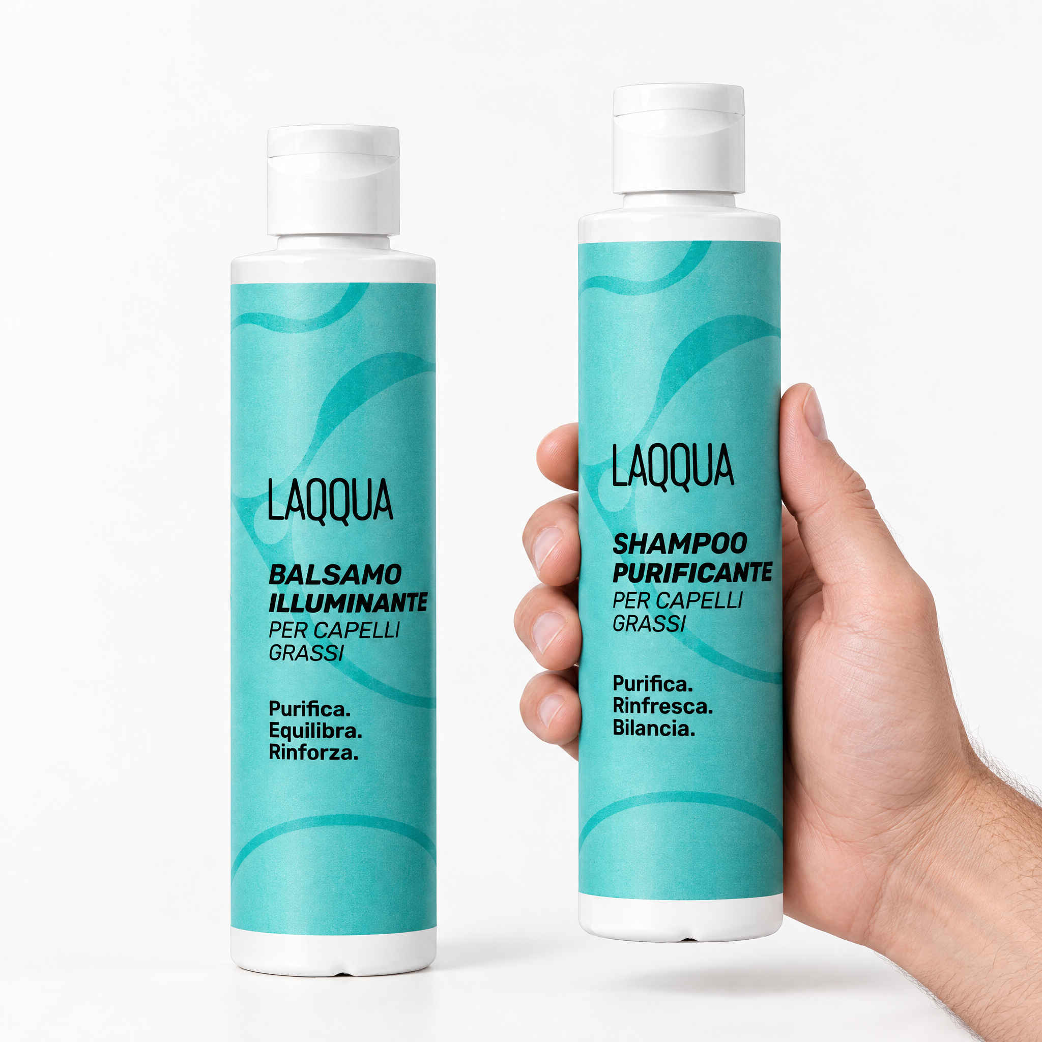 Routine capelli grassi: balsamo e shampoo in mano, per capire la misura