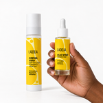 Duo pelli sensibili: crema viso staminali e olio viso riparatore in mano, per capire la misura