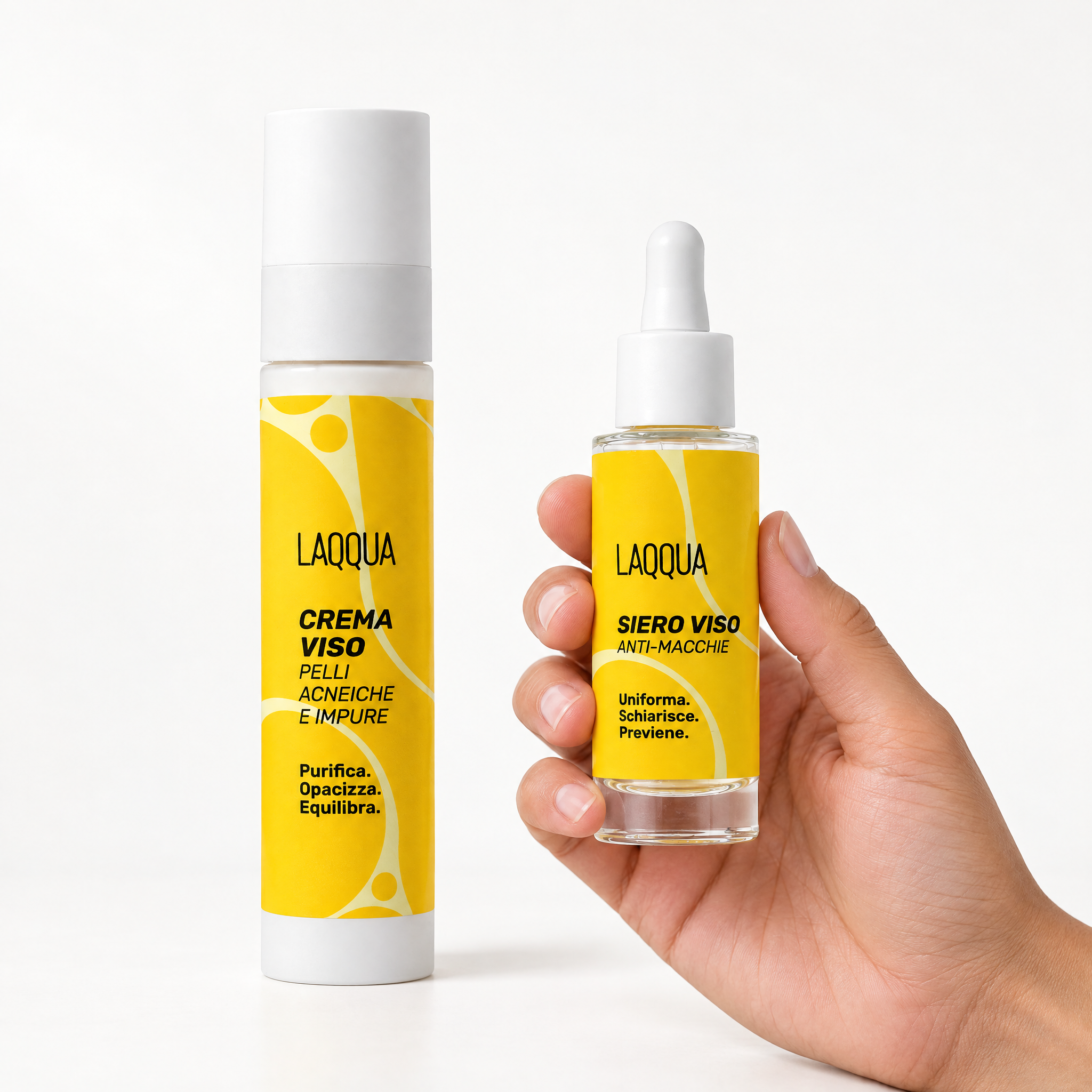Duo pelli acneiche: crema viso e siero anti macchie in mano, per capire la misura